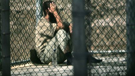 Cette prison est r&eacute;put&eacute;e pour ses conditions de d&eacute;tention difficiles et ses interrogatoires muscl&eacute;s. En mai 2005, Amnesty International avait qualifi&eacute; dans un rapport Guantanamo de &laquo; goulag moderne &raquo;. (BRENNAN LINSLEY / AP / SIPA)
