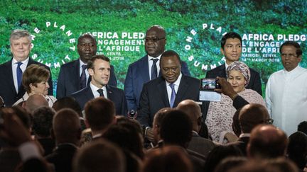 (Devant, de gauche à droite), la présidente par intérim du Groupe de la Banque mondiale et directrice générale de la Banque mondiale Kristalina Georgieva, le président français Emmanuel Macron, son homologue kényan Uhuru Kenyatta, la vice-secrétaire générale des Nations unies Amina Mohammed, (à l'arrière, de gauche à droite) le président de l'Assemblée de l'ONU pour l'Environnement et ministre estonien de l'Environnement Siim Kiisler, le Premier ministre rwandais Eduardo Ngirente, le président de la République Démocratique du Congo Félix Tshisekedi, son homologue malgache Andry Rajoelina et le président du Sri Lanka Maithripala Sirisena posent à l'ouverture du "One Planet Summit" au siège des Nations unies à Nairobi, au Kenya, le 14 mars 2019.&nbsp; (YASUYOSHI CHIBA / AFP)