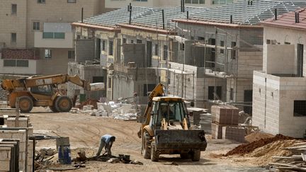 Des logements en construction dans la colonie isra&eacute;lienne d'Ariel, en Cisjordanie,&nbsp;en septembre 2010. (JACK GUEZ / AFP)