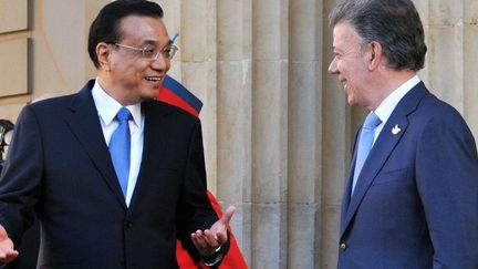 Le Premier ministre chinois Li Keqiang reçu en mai 2015 par le président colombien Juan Manuel Santos au cours d'une visite officielle au fort potentiel économique. (GUILLERMO LEGARIA / AFP)