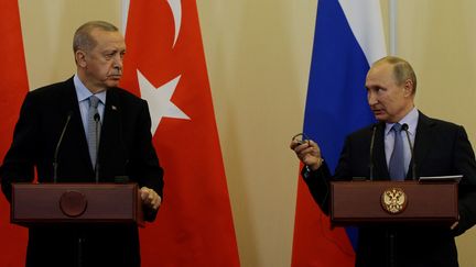 Le président turc Recep Tayyip Erdogan et son homologue russe, Vladimir Poutine, en conférence de presse, à Sotchi (Russie),&nbsp;le 22 octobre 2019.&nbsp; (SEFA KARACAN / ANADOLU AGENCY / AFP)