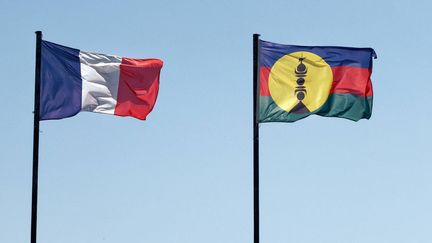 Le drapeau français et le drapeau kanak, le 26 août 2021. (MAXPPP)