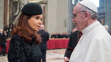 La présidente d'Argentine, Cristina Fernandez de Kirchner, félicite le pape François, le 19 mars 2013, après sa messe d'inauguration au Vatican.  (OSSERVATORE ROMANO / AFP)