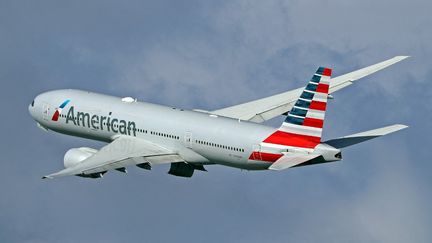 Un Boeing 777 de la compagnie American Airlines, le 25 février 2024, au décollage de Barcelone (Espagne). (URBANANDSPORT / AFP)