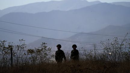 Des soldats russes patrouillent dans le Haut-Karabakh, le 12 novembre 2021. (STRINGER / ANADOLU AGENCY / AFP)