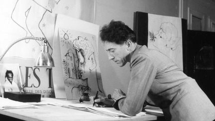 Jean Cocteau, un artiste multiple et un homme complexe. Ici, dans son appartement rue d'Anjou à Paris.
 (LIDO/SIPA)