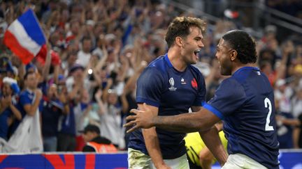 Damian Penaud célèbre son essai face à la Namibie, au Vélodrome, le 21 septembre 2023. (NICOLAS TUCAT / AFP)