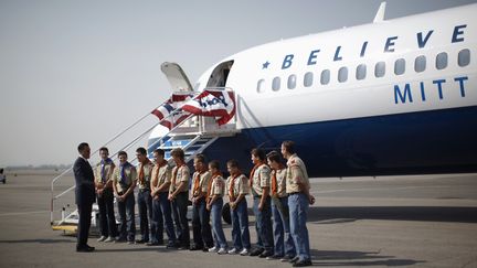 Le candidat r&eacute;publicain&nbsp;Mitt Romney salue des scouts &agrave; sa descente de l'avion, le 18 septembre 2012 &agrave; Salt Lake City, dans l'Utah (Etats-Unis). (JIM YOUNG / REUTERS)