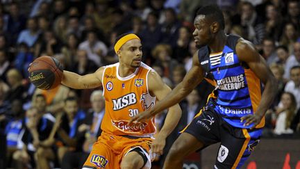 DaShaun Woods (Le Mans) devant Yannick Bokolo (Gravelines) (DENIS LAMBERT / MAXPPP)