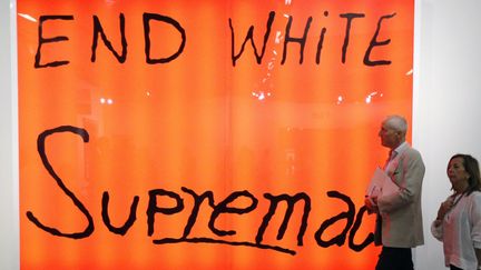 Une oeuvre de Sam Durant, "End White Supremacy", à Art Basel Miami (30 novembre 2016)
 (Rhona Wise / AFP)