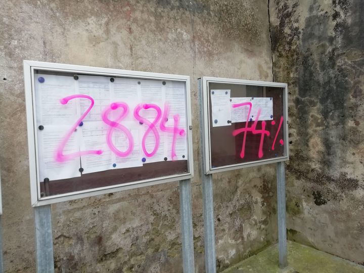 Des tags contre les résidences secondaires, le 18 avril 2019 à Damgan (Morbihan). (MAXPPP)