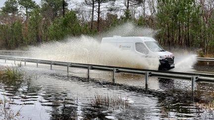 A van on a flooded road in Lacanau (Gironde), December 12, 2023. (JULIEN LESTAGE / SUD OUEST / MAXPPP)