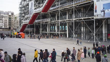 Un nombre impressionnant de visiteurs au Centre Georges-Pompidou à Paris le 1er janvier 2024, après plusieurs jours de fermeture. Le mot "grève" est toujours affiché sur les vitres. (ERIC BRONCARD / HANS LUCAS / AFP)