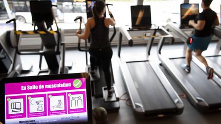 Des Suisses s'entraînant sur des tapis de course dans une salle de fitness, à Lausanne, en Suisse, le 11 mai 2020. (LAURENT GILLIERON / MAXPPP)