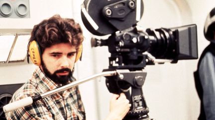 George Lucas sur le tournage de &quot;La Guerre des étoiles&quot; en 1975
 (Photo12.com - Collection Cinema / Photo12)