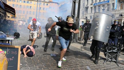 Des heurts ont éclaté à Marseille avant le match Angleterre-Russie entre des supporters russes et anglais, le 11 juin 2016.&nbsp; (MAXPPP)