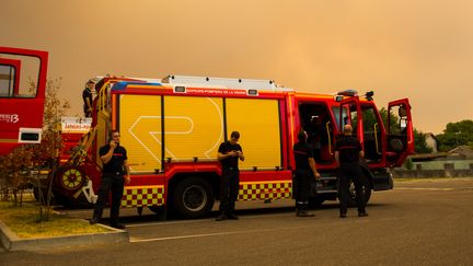 Les pompiers se préparerent à intervenir, le 8 août, à Landiras, alors que près de 8000 hectares ont brulé en quelques heures autour du lac d'Hostens (Gironde). (LAURENT PERPIGNA IBAN / HANS LUCAS)