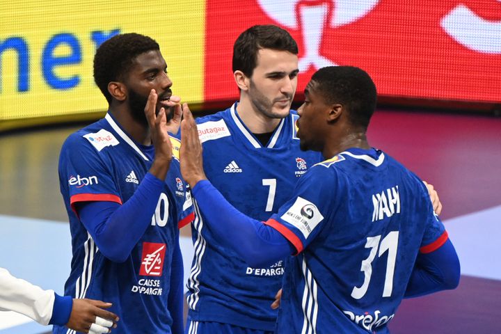 The players of the French handball team celebrate their victory (30-29) against Denmark, Wednesday January 26, at Euro 2022 in Hungary.  (ATTILA KISBENEDEK / AFP)