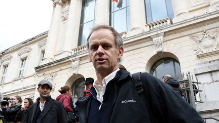 Pierre-Alain Mannoni, chercheur au CNRS, arrive au tribunal de Nice, le 23 novembre 2016. (YANN COATSALIOU / AFP)