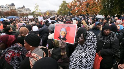 Une femme porte une pancarte "Stop à l'islamophobie" lors d'un rassemblement contre la stigmatisation des musulmans à Paris, le 27 octobre 2019. (MICHEL STOUPAK / AFP)