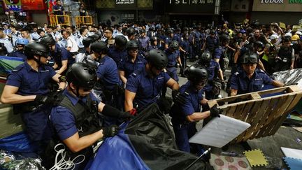 &nbsp; (La police de Hong Kong évacue le quartier Mong Kok © Reuters-Bobby Yip)