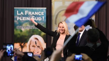 Marion Maréchal-Le Pen, la tête de liste du Front national en Provence-Alpes-Côte d'Azur, prononce un discours à Marseille (Bouches-du-Rhône) le soir du second tour des élections régionales, le 13 décembre 2015. (ANNE-CHRISTINE POUJOULAT / AFP)