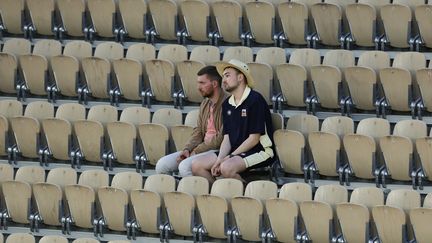 Deux spectateurs dans les tribunes de Roland-Garros 2023. (GEOFFROY VAN DER HASSELT / AFP)