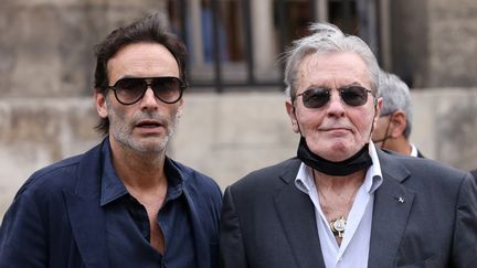 Anthony Delon (à gauche) et son père, Alain Delon, aux obsèques de Jean-Paul Berlmondo, à l'église Saint-Germain-des-Prés, à Paris, le 10 septembre 2021. (THOMAS COEX / AFP)