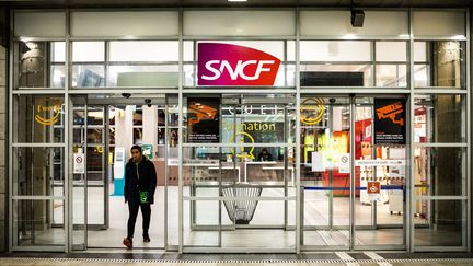 Un voyageur sort de la gare de Perpignan (Pyrénées-Orientales), le 16 décembre 2019. (JC MILHET / HANS LUCAS)