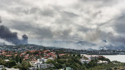 Des incendies à Nouméa (Nouvelle-Calédonie), le 14 mai 2024. (DELPHINE MAYEUR / HANS LUCAS / AFP)