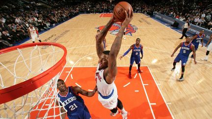 Jeremy Tyler monte au dunk (NATHANIEL S. BUTLER / NBAE / GETTY IMAGES)