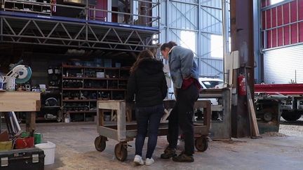 Durant toute la semaine, France 2 met à l'honneur des femmes qui se sont imposées dans des métiers de la mer. Reportage auprès de Lisa, Manon et Camille, qui ont abandonné leurs études pour devenir charpentières de marine.&nbsp; (FRANCE 2)