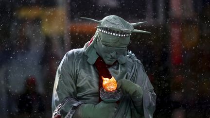 La neige complique le travail des artistes de Times Square, à Manhattan. (CARLO ALLEGRI / REUTERS)