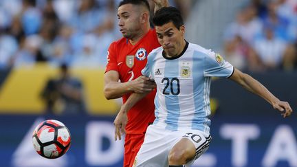 L'Argentin Nicolas Gaitan contre le Chili.  (MEXSPORT/ PHOTOSPORT/ ANDRES PIN / MEXSPORT)