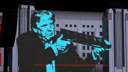 Donald Trump caricaturé sur scène dans la chanson "Pig (Three different Ones") de Roger Waters.
 (Kevin Winter / Getty Images / AFP)