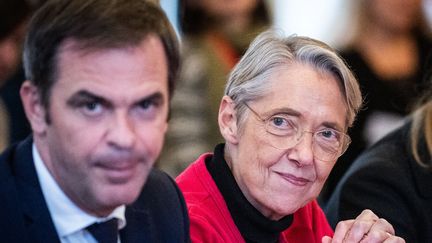 La Première ministre, Elisabeth Borne et le porte-parole du gouvernement, Olivier Véran, lors d'une réunion, à Paris, le 21 novembre 2022. (XOSE BOUZAS / HANS LUCAS / AFP)