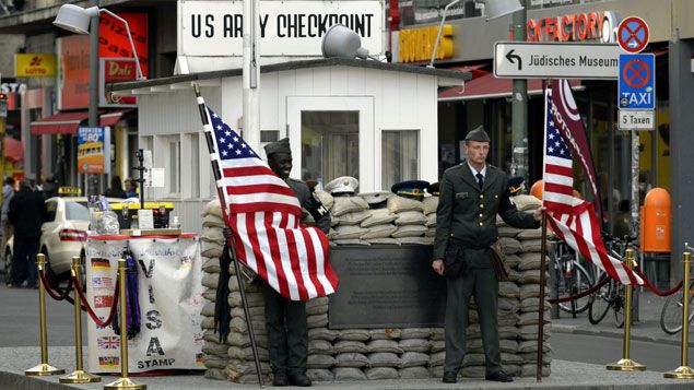 &nbsp; (L'ancien poste-frontières "Checkpoint Charlie" à Berlin, devenu une attraction touristique en 2014. © Maxppp)