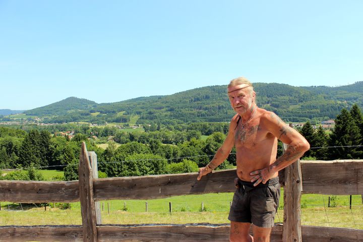 Daniel Thuriot, le frère de Jacqueline Jacob, à l'entrée de sa maison qui surplombe la vallée de la Vologne (Vosges), le 21 juin 2017. (VIOLAINE JAUSSENT / FRANCEINFO)