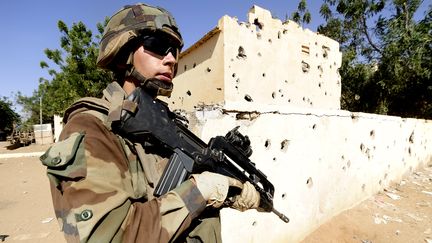 Un soldat fran&ccedil;ais patrouille &agrave; Gao (Mali), le 11 f&eacute;vrier 2013. (PASCAL GUYOT / AFP)