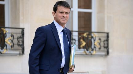 Le ministre de l'Int&eacute;rieur, Manuel Valls, &agrave; la sortie du Conseil des ministres, &agrave; l'Elys&eacute;e, &agrave; Paris, le 28 ao&ucirc;t 2013. (BERTRAND GUAY / AFP)