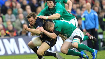 Rory Best et Keith Earls (Irlande) tentent de plaquer Mike Blair (Ecosse)