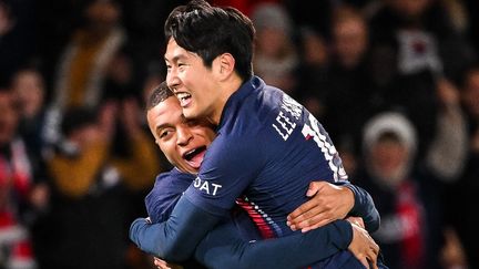 Lee Kang-in célèbre son but avec Kylian Mbappé contre Montpellier, vendredi 3 novembre 2023. (MATTHIEU MIRVILLE / AFP)