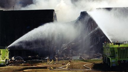 Plusieurs camions de pompiers sont mobilisés pour éteindre les flammes&nbsp;qui touchent le Pentagone. Lors des attentats du 11-Septembre, plus de 340 pompiers et 60 policiers ont péri au cours de leurs interventions pour sauver des victimes. (FBI)