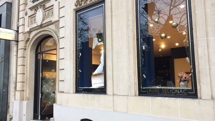 Un magasin vandalisé avenue de Friedland à Paris (8e), en marge de la manifestation des "gilets jaunes", le 8 décembre 2018. (PAUL BARCELONNE / RADIO FRANCE)