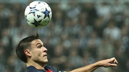 Le milieu de terrain du Paris Saint-Germain, Manuel Ugarte, lors d'un match de poule de Ligue des Champions face à Newcastle, le 4 octobre 2023. (FRANCK FIFE / AFP)