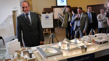 Le ministre de la D&eacute;fense, G&eacute;rard Longuet, lors de la pr&eacute;sentation de la future maquette du "Pentagone fran&ccedil;ais" qui fait l'objet d'un bras de fer entre la mairie de Paris et l'Etat. (GUILLAUME CLEMENT / MAXPPP)