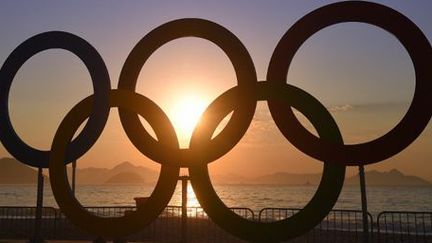 Les anneaux olympiques sur une plage de Rio le 6 août 2016. (AFP - TIM DE WAELE / TDWSPORT SARL / DPPI MEDIA)