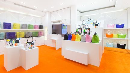 A l’occasion des 20 ans du sac Le Pliage, la maison Longchamp a fait appel à l’artiste Sarah Morris pour réinterpréter son sac iconique. Le Pliage est un symbole international d’élégance et d’esprit citadin, classique et moderne, léger et résistant, il se plie au format d’un livre de poche. Sarah Morris a créé une collection « oeuvre d’art » en cuir et en toile de Nylon. Sophie Delafontaine, D.A. de Longchamp et petite-fille du fondateur de la maison, a travaillé à ses côtés sur ce projet : « Sarah a été une véritable source d’inspiration. Son sens des couleurs et la force graphique de son travail font écho à l’esprit du sac Le Pliage ; la mode, le luxe et l’art s’inspirent et s’enrichissent mutuellement. En travaillant avec une artiste poursuivant une démarche aussi précise et particulière que celle de Sarah (…), nous avons abouti à une oeuvre unique, une nouvelle façon de réinterpréter notre sac icône ! » La boutique a été mise en scène par l’artiste. A travers un accrochage d’oeuvres, Sarah Morris évoque sa vision du sac Le Pliage. Pop-up Longchamp. 271, rue Saint Honoré. 75001 Paris. http://fr.longchamp.com
 
