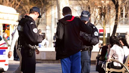  (Contrôle d'identité par deux policiers, ici à Lyon © MaxPPP)