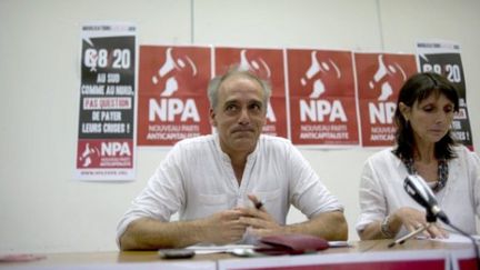 Philippe Poutou donne une conférence de presse le 26 juin 2011. (FRED DUFOUR / AFP)